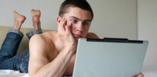 Intrebare de la cititoare “Este normal ca sotul meu sa se uite la filme porno si sa nu mai faca sex cu mine? Ma mai iubeste?”