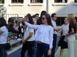 Fetele vin la cursuri machiate sau cu fustele de o palma pentru ca nu se face educatie vestimentara in scoli