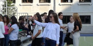 Fetele vin la cursuri machiate sau cu fustele de o palma pentru ca nu se face educatie vestimentara in scoli