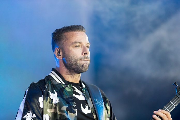1200px-Muse_-_2018153224303_2018-06-02_Rock_am_Ring_-_1D_X_MK_II_-_1099_-_B70I2406