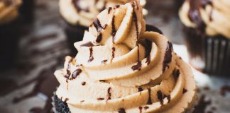 Reteta de briose cu ciocolata si unt de arahide