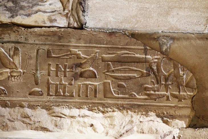 Elicopterul in stanga, submarinul si barca in dreapta