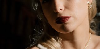 Cum are loc productia rujului, la fabrica? Istoria rujului.