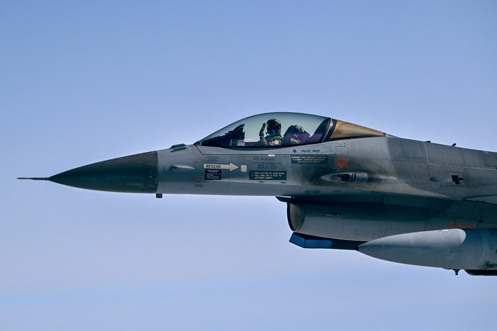 Un avion de vanatoare F-16 al Fortelor Aeriene olandeze participa la un exercitiu NATO in spatiul aerian suveran al membrilor Aliantei, pe 4 iulie.