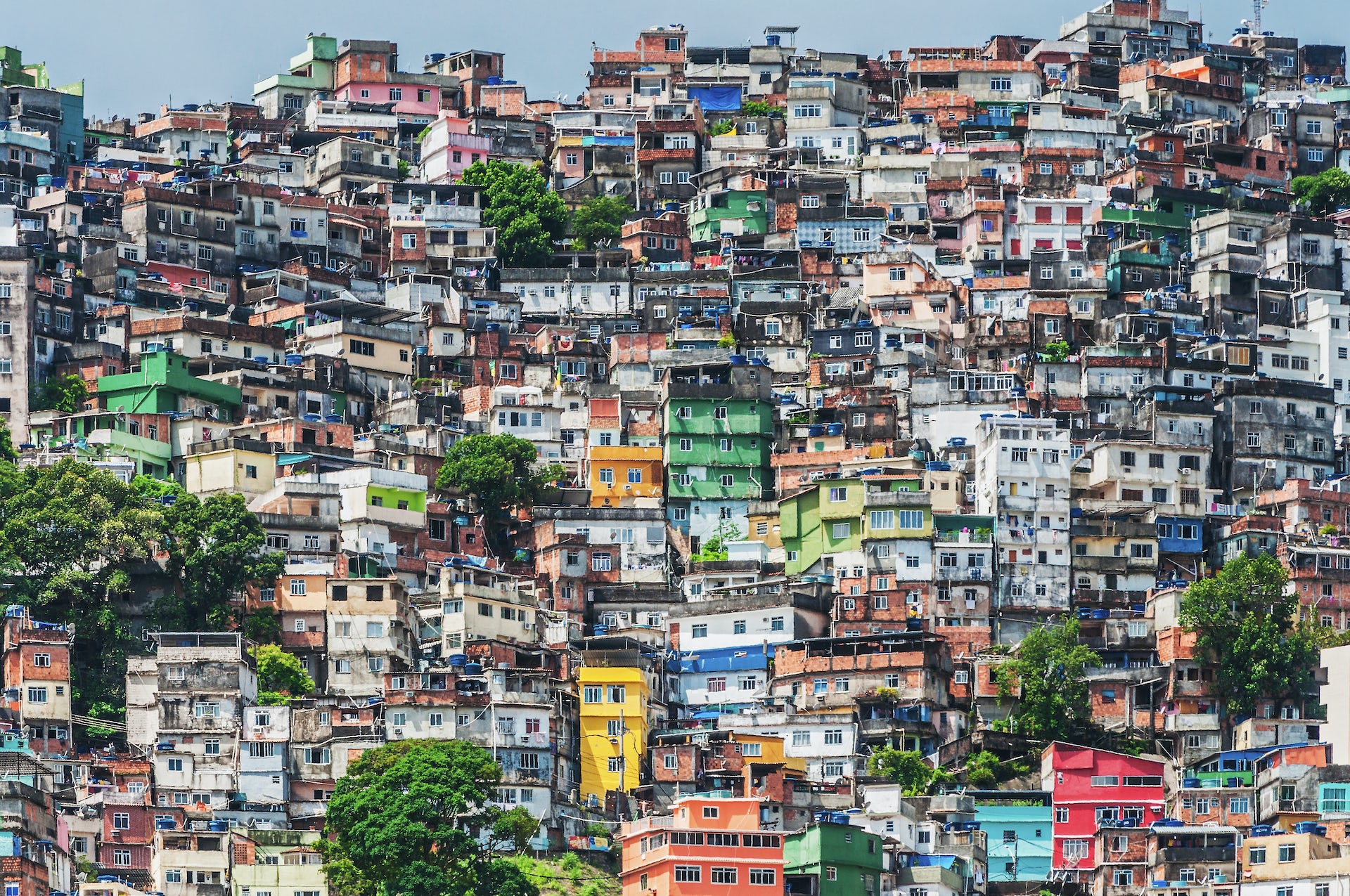 favela de cladiri mici colorate aglomerate strans pe un deal