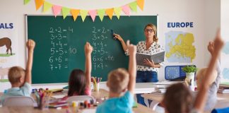 5 diferente care exista intre scolile publice si cele private