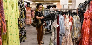 Economia SUA a crescut mai puternic decat se astepta in al doilea trimestru, dar consumatorii se retrag