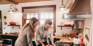 Gatitul in cuplu, un obicei sanatos care poate consolida o relatie