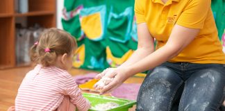 Jocul senzorial in copilaria timpurie: 10 beneficii si 4 teoreticieni care au sustinut aceasta metoda