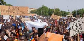 Marea Britanie reduce numarul personalului ambasadei dupa lovitura de stat din Niger