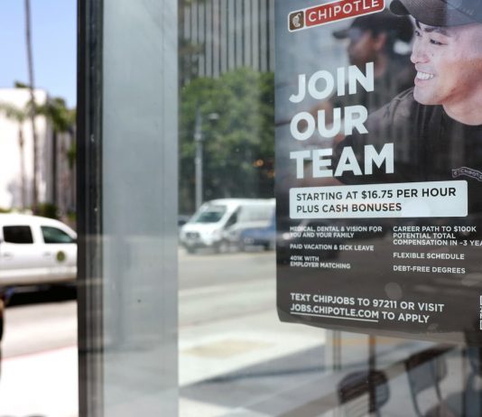 Ofertele de locuri de munca si disponibilizarile au scazut in iunie, intr-un semn pozitiv pentru piata muncii