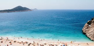 Plaje din Italia, Spania si Turcia imbracate de Guess intr-un stil exclusivist