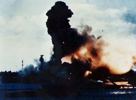 Cuirasatul USS Arizona explodeaza