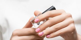 Combină oja semipermanentă roz în tendințe la modă