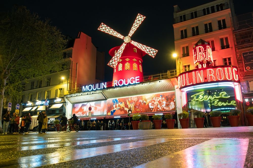 Exteriorul Parisian Moulin Rouge noaptea in Paris, Franta