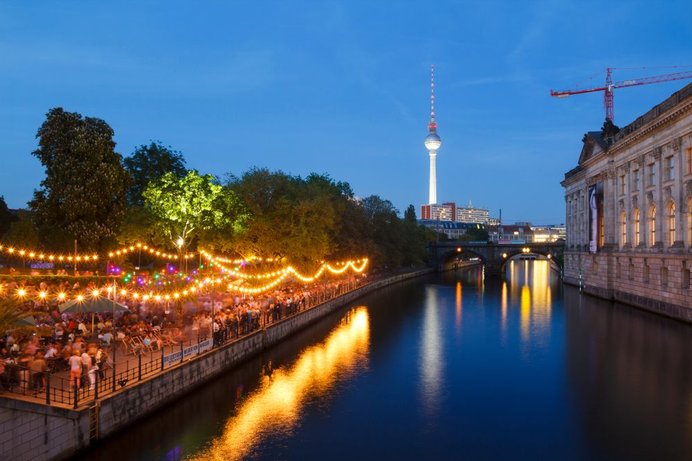 Oameni de pe malul raului Spree pe insula muzeelor, Berlin, Germania