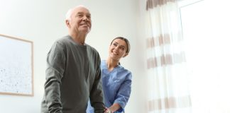 Reabilitarea intensivă la vârstnici: de ce nu trebuie neglijată recuperarea după o intervenție