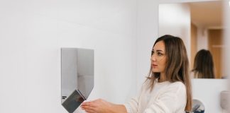 Top 5 caracteristici pe care trebuie să le aibă un uscător de mâini cu senzor în 2025