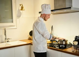 Cum adaptezi tipul de hotă din inox profesională în funcție de bucătărie? Iată la ce trebuie să te raportezi